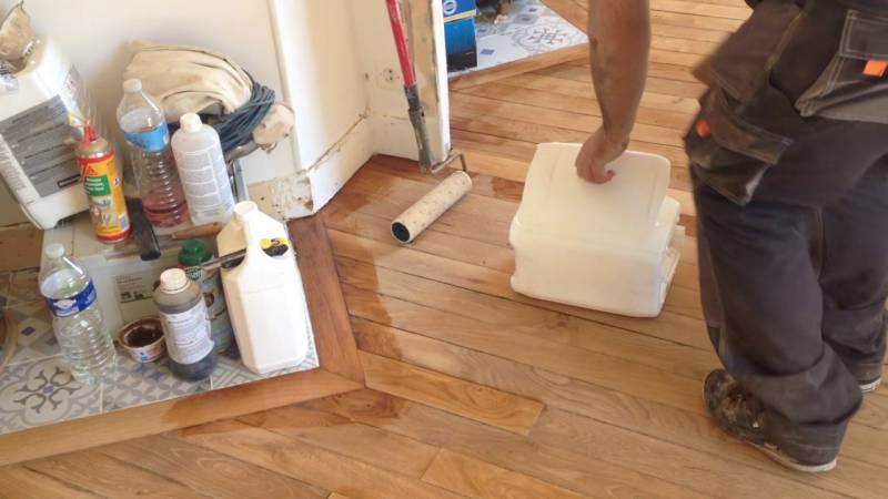 Installation professionnelle du nouveau parquet flottant dans une maison individuelle à Montpellier