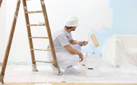 Peintre professionnel pas cher à Montpellier, redonnant vie aux murs de votre appartement en location.